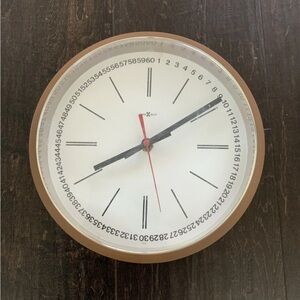 Howard Miller Wall Clock Vintage- Brown Plastic - Interesting Border 1-60 RARE